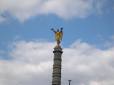  statue au sommet de la colonne de la place du Châtelet